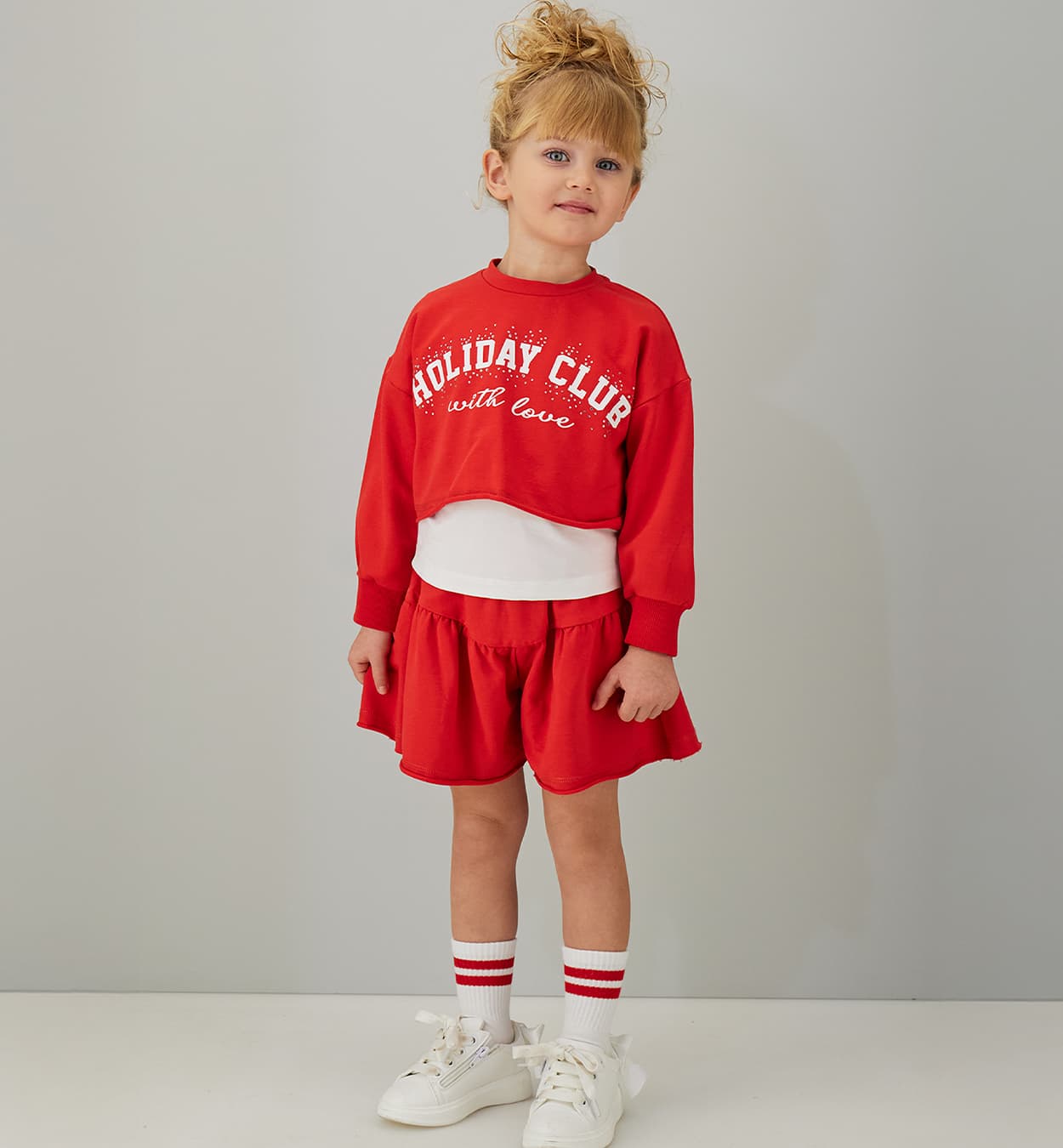Trzyczęściowy komplet dresowy z krótką bluzą Holiday Club i szortami iDO 4G308
