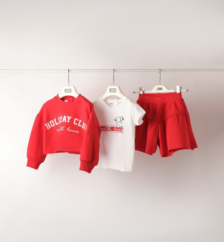 Trzyczęściowy komplet dresowy z krótką bluzą Holiday Club i szortami iDO 4G308