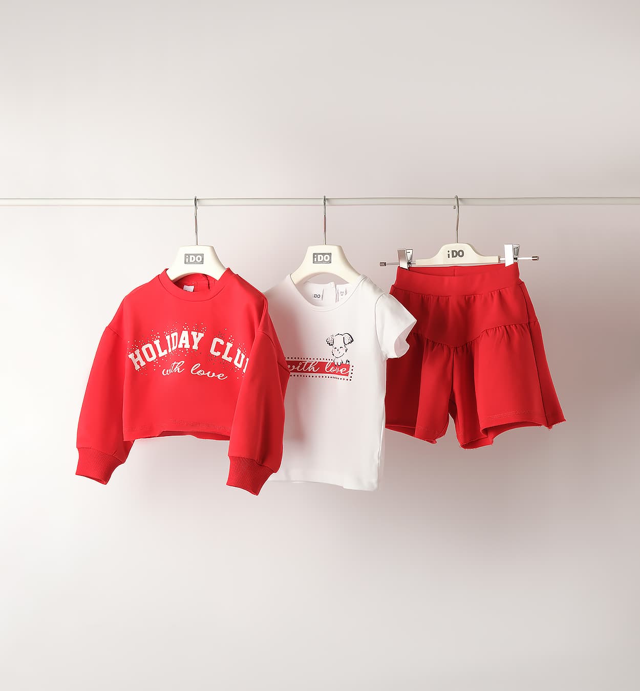 Trzyczęściowy komplet dresowy z krótką bluzą Holiday Club i szortami iDO 4G308