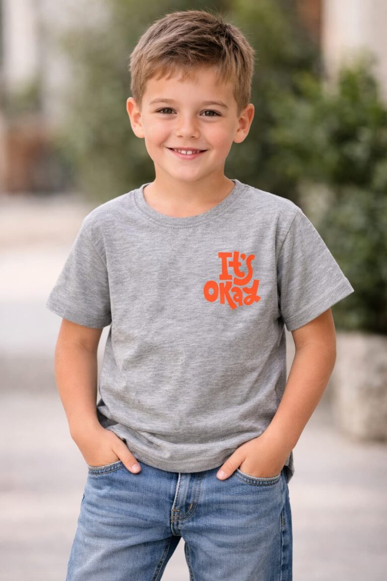 Szary T-shirt chłopięcy z pomarańczowym napisem "It’s Okay" Entlik