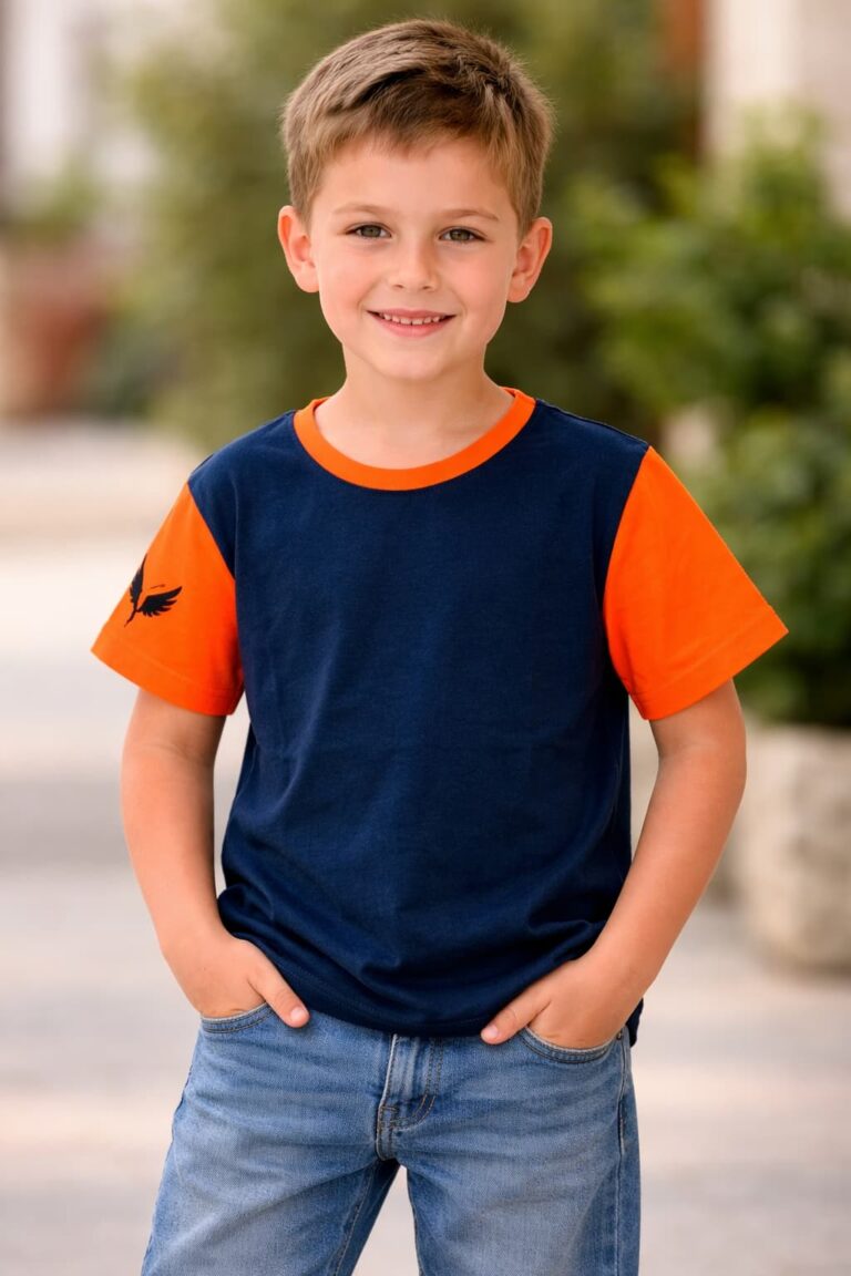 Granatowy T-shirt chłopięcy z pomarańczowymi elementami Entlik